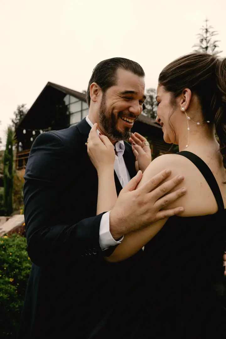 Chanelle y Sócrates riendo juntos, vestidos de gala
