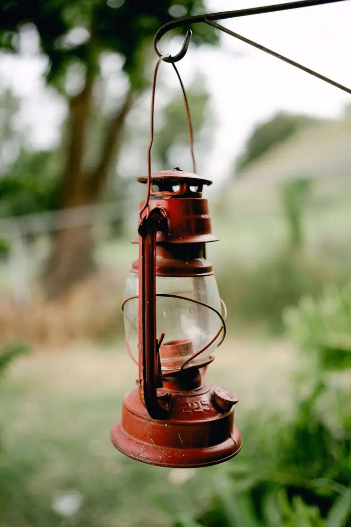 Un farol antiguo colgado en el jardín