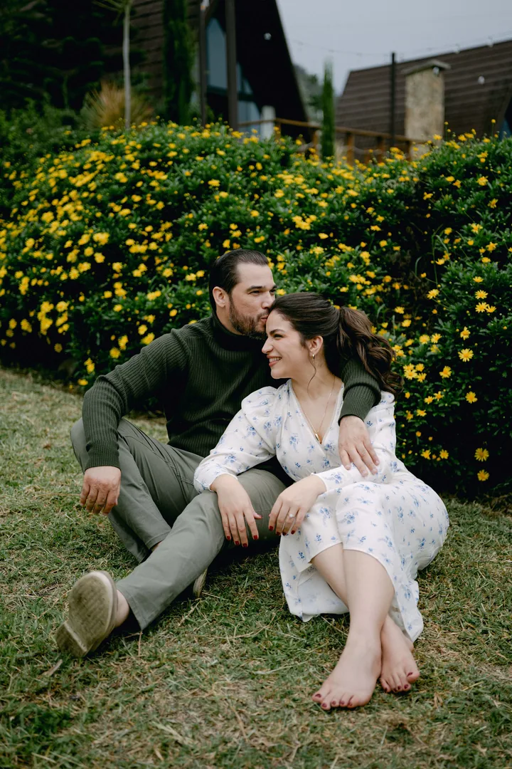 Sentados en la grama junto a las flores amarillas