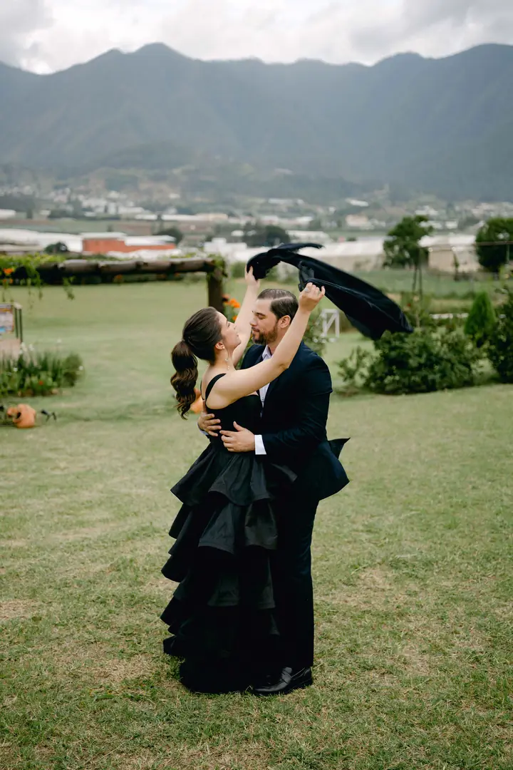 Bailan en el jardín con las montañas detrás