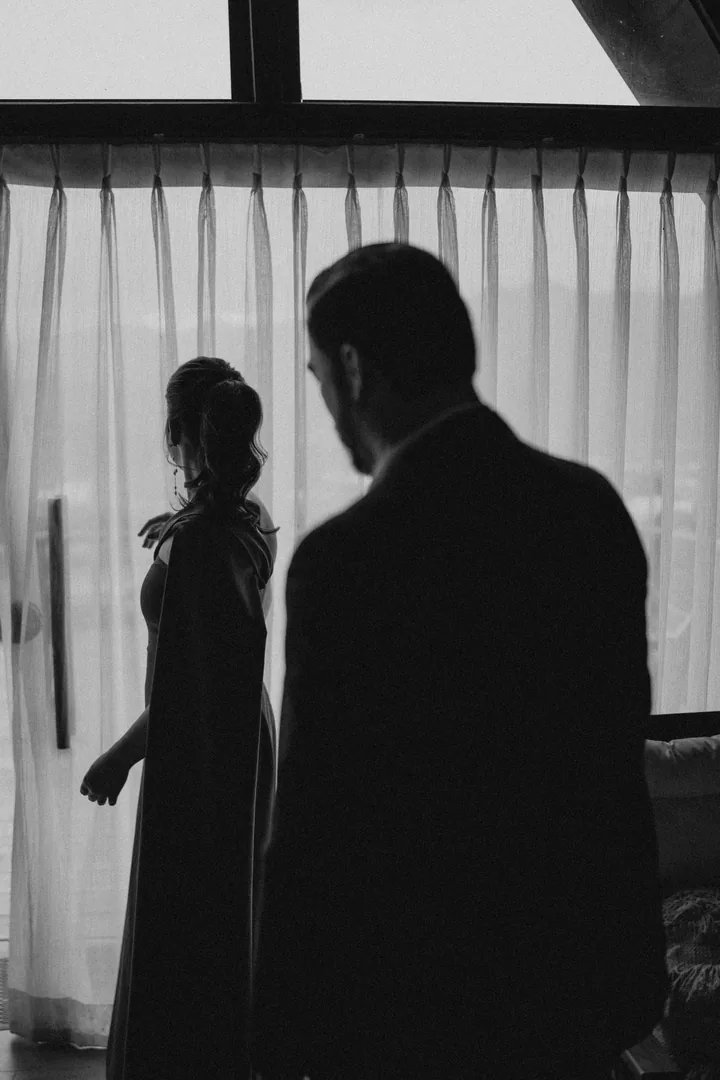 Siluetas de Chanelle y Sócrates junto a la ventana